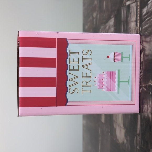 SWEET TREATS 3 Pack Valentine's Day Cupcake Decor with Frosting & Heart Design - Picture 5 of 8